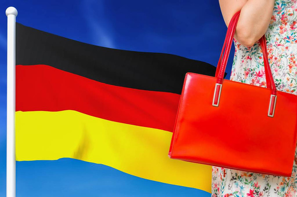 Shopping en Allemagne. Femme avec sac en cuir rouge
. - Photo, image