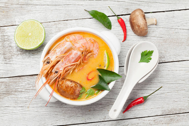 Tom yum soupe thaï traditionnelle aux fruits de mer, champignons, lait de coco et épices chaudes. Vue du dessus
 - Photo, image