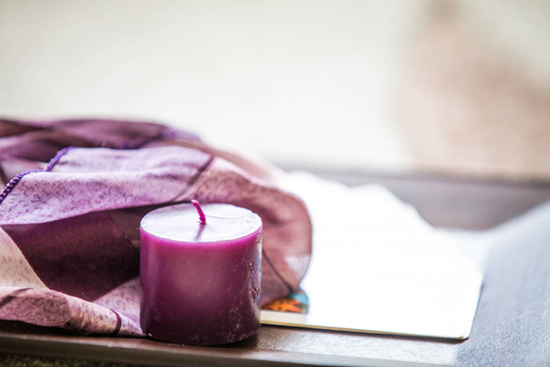 Карточки Таро и фиолетовый эзотерический фон свечи
 - Фото, изображение