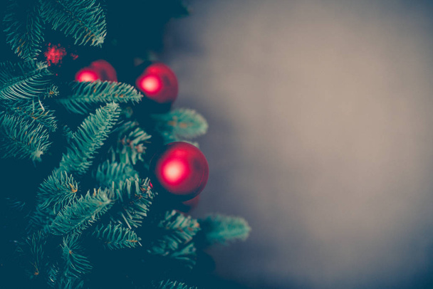 Piros labda lóg karácsonyfáról - Fotó, kép