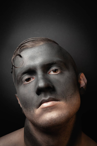 Foto stock rosto masculino, arte de maquiagem. Bonito caucasiano homem de perto
. - Foto, Imagem