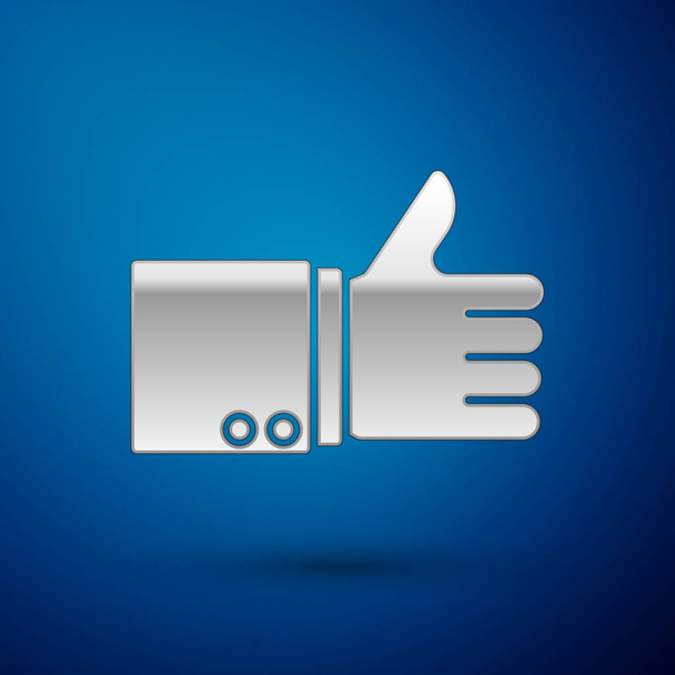Ezüst Kéz hüvelykujj fel ikon elszigetelt kék háttér. Vektorillusztráció - Vektor, kép