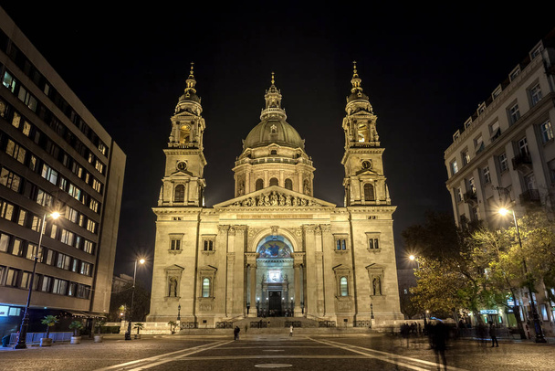 Budapest, Hungary 11 November 2018 - Night view of St. Stephens Basilica - Φωτογραφία, εικόνα