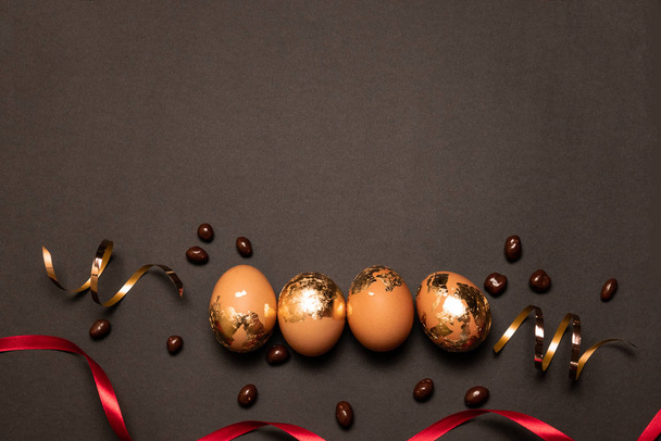 Velikonoční vajíčka na tmavém pozadí. Tvůrčí karta k oslavě. - Fotografie, Obrázek