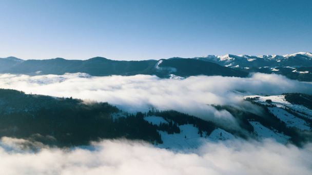 Красивий краєвид з гірськими вершинами, вкритими снігом і хмарами
 - Фото, зображення