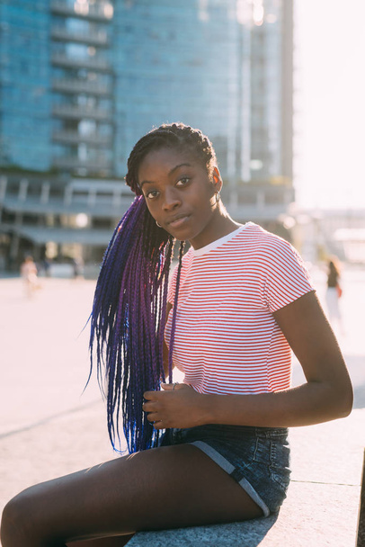 retrato joven negro mujer espalda luz buscando cámara confidente
 - Foto, Imagen