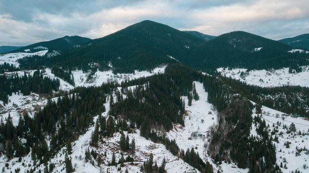 Krásná krajina s horskými štíty pokryté sněhem a mraky - Fotografie, Obrázek