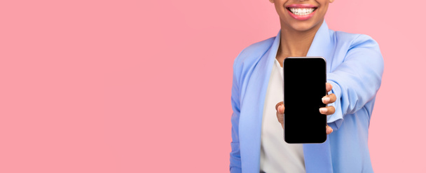 Chica negra mostrando pantalla de teléfono celular en blanco
 - Foto, Imagen