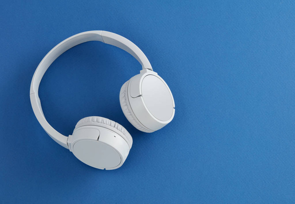 Λευκά ασύρματα ακουστικά - Φωτογραφία, εικόνα