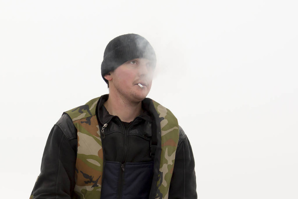 Portrét montéra s cigaretou v puse - Fotografie, Obrázek