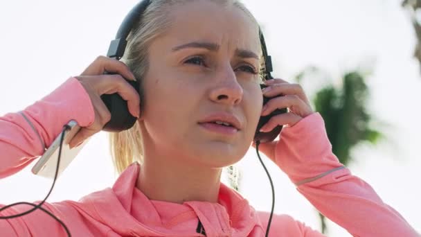 Handheld weergave van de vrouw kiezen van de beste lied voor hardlopen  - Video