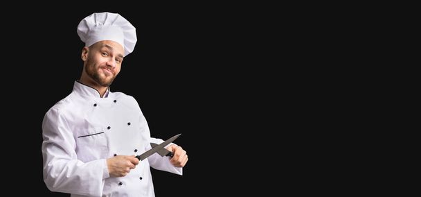 Funny Cook Guy Sharpening Knives Posing In Studio, Panorama, - Foto, Bild