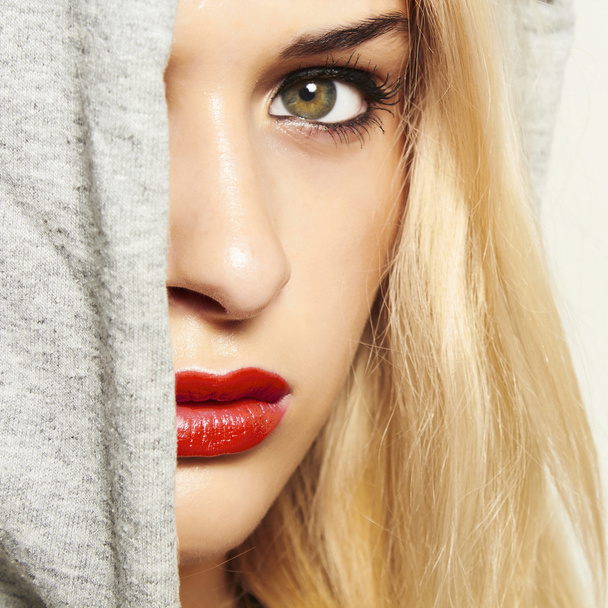 Mulher loira bonita com lábios vermelhos
 - Foto, Imagem