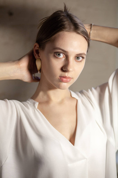 Portret van mooie mooie jonge vrouw met sieraden, een lichtbron - Foto, afbeelding