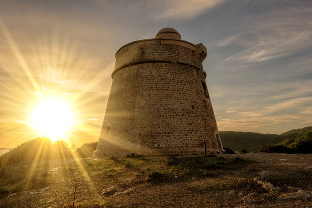 Sal Rossan keskiaikainen torni auringon noustessa Ibizassa
 - Valokuva, kuva