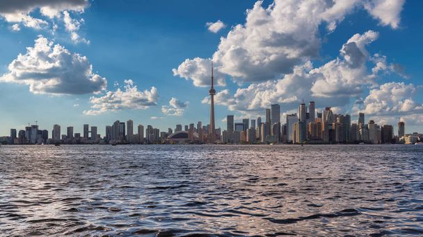 Ciudad de Toronto skyline y torre CN en la noche de verano en Toronto, Ontario, Canadá
. - Foto, Imagen