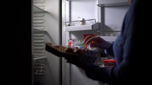 le mani della donna prendono le uova dal frigorifero
 - Filmati, video