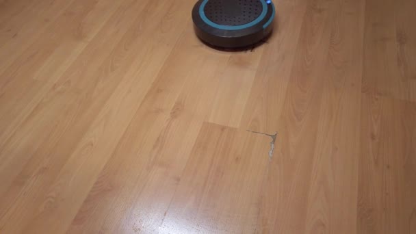 Robot porszívó gurul a ház körül, takarítás a ház elektronika - Felvétel, videó
