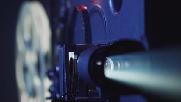 Starý filmový projektor ukazuje film, detailní záběr - Záběry, video