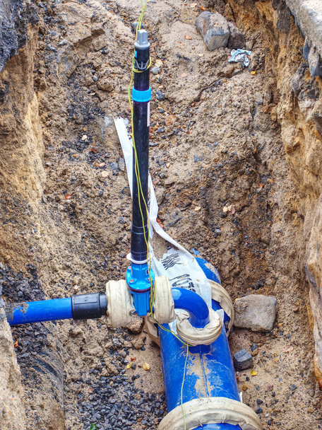 Δυνατός σωλήνας του συστήματος ύδρευσης και η βαλβίδα παροχής νερού - Φωτογραφία, εικόνα