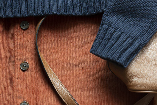  plano de la falda de pana marrón traje con suéter azul y bolso de mano de cuero marrón
 - Foto, Imagen