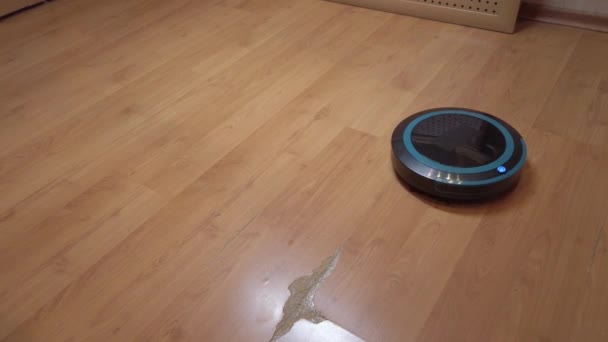 ロボット掃除機は家の周りを転がし、電子機器を使って家を掃除します。 - 映像、動画