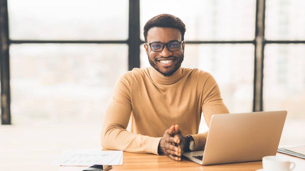 Usmívající se černý manažer pracující v moderní kanceláři - Fotografie, Obrázek