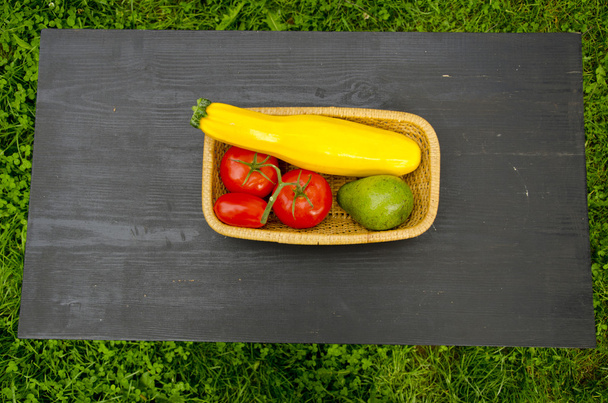 овочі в дерев'яній тарілці на чорному столі
 - Фото, зображення