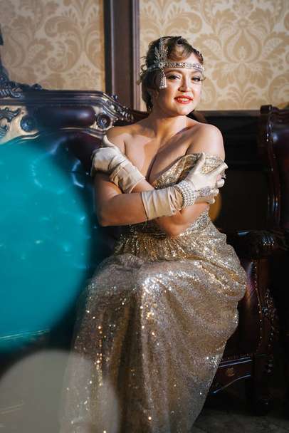 Gatsby tarzı 20-30 yaşlarında, parlak akşam külleri içinde bir kız. - Fotoğraf, Görsel