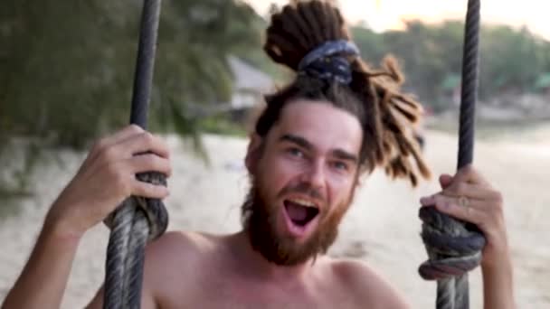 Людина висміює відпустку на тропічному пляжі - Кадри, відео