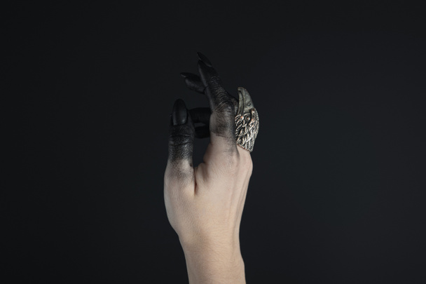 Vágott kilátás boszorkány kezét festett fekete ékszer gyűrű elszigetelt fekete  - Fotó, kép