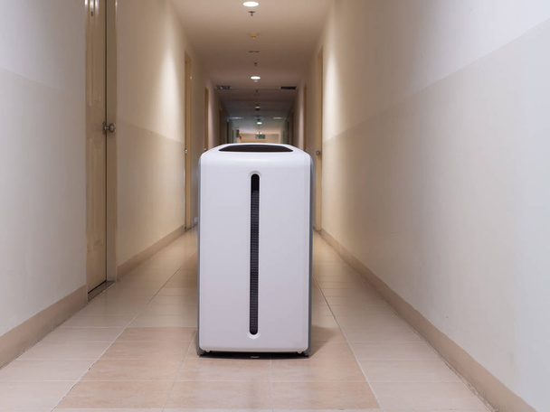 Έξυπνος καθαριστής αέρα σε ένα υπνοδωμάτιο, φίλτρο για καθαρό χώρο - Φωτογραφία, εικόνα