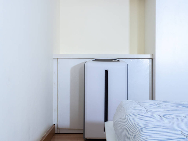 purificador de ar no quarto de cama. limpador de ar removendo poeira fina em hous
 - Foto, Imagem