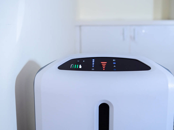 purificador de aire en el dormitorio. limpiador de aire eliminación de polvo fino en hous
 - Foto, Imagen