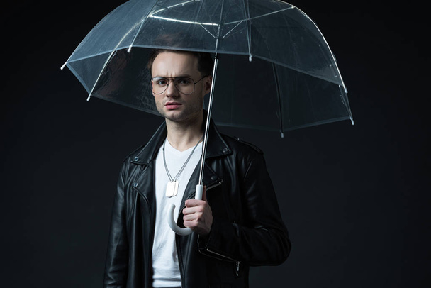 aggódó stílusos brutális férfi motoros kabát esernyő elszigetelt fekete - Fotó, kép