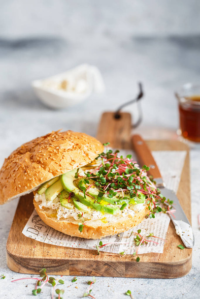 Zdravý sendvič s chlebem, čerstvým avokádem a zdobeným sýrem  - Fotografie, Obrázek