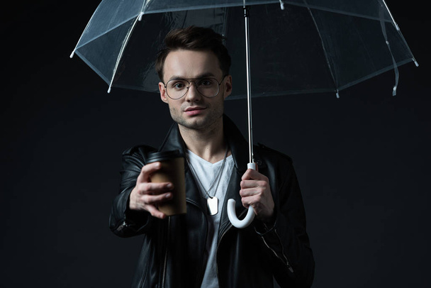 sokkolta stílusos brutális férfi motoros kabát esernyő így kávé menni elszigetelt fekete - Fotó, kép