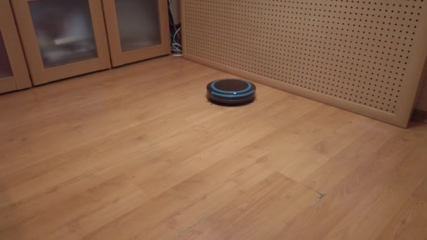 Robot aspirador de pó rola em torno da casa, limpando a casa usando eletrônicos
 - Filmagem, Vídeo