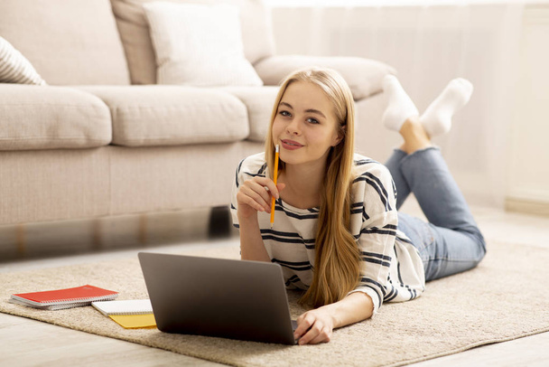 hübsches Mädchen lernt zu Hause mit Laptop - Foto, Bild