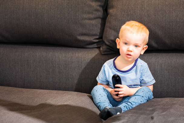Little boy watching tv - Fotografie, Obrázek