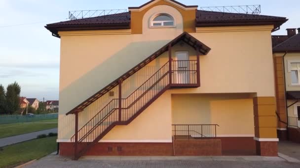 Filmagem do moderno edifício da escola de creche com escada de saída de emergência
. - Filmagem, Vídeo
