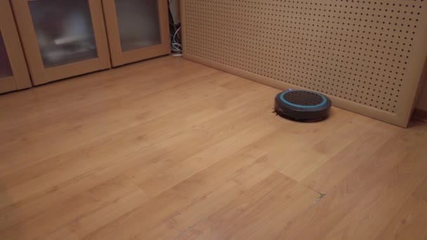 Ρομπότ ηλεκτρική σκούπα κυλά γύρω από το σπίτι, τον καθαρισμό του σπιτιού χρησιμοποιώντας ηλεκτρονικά - Πλάνα, βίντεο