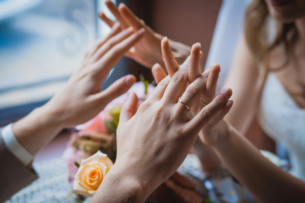Newlywed's hands and wedding bouquet - Foto, Imagen