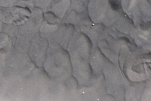 Krásná tmavě béžová třpyt písek vzor vlevo po oceánu vody - Fotografie, Obrázek