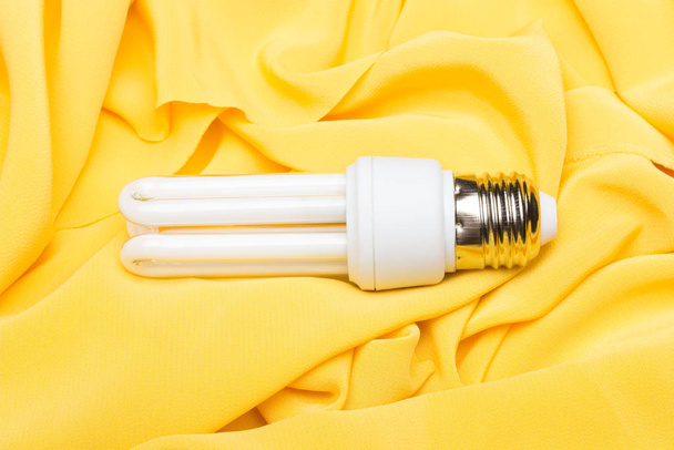 energeticky úsporné žárovky a bílé světlo; osvětlení domova a práce. - Fotografie, Obrázek