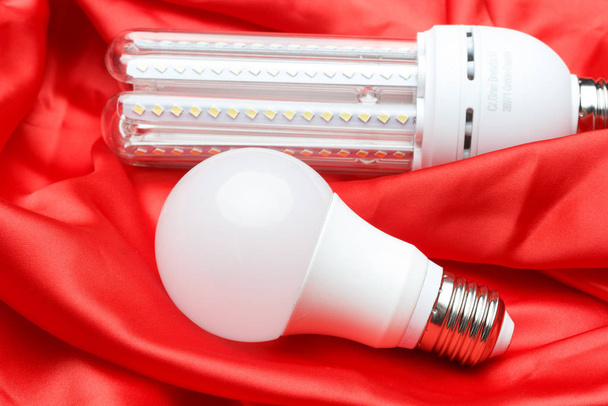 Energiatakarékos villanykörte és fehér fény; otthoni és munkahelyi világítás. - Fotó, kép