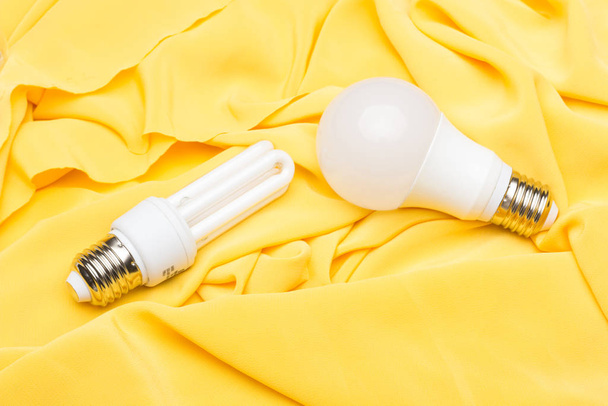 Bombilla de ahorro de energía y luz blanca; iluminación del hogar y del trabajo
. - Foto, imagen
