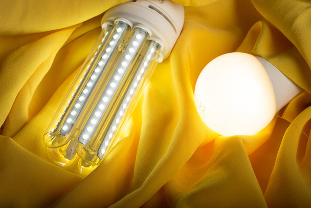Energiatakarékos villanykörte és fehér fény; otthoni és munkahelyi világítás. - Fotó, kép