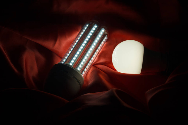 Energiesparlampen und weißes Licht; Beleuchtung für Haus und Arbeit. - Foto, Bild