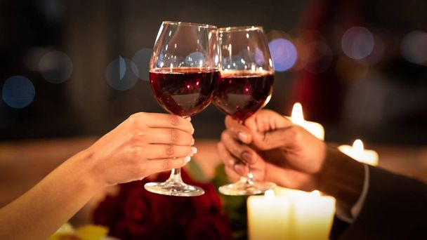 Hands Clinking Glasses During Romantic Date In Restaurant, Panorama - 写真・画像